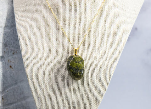 An eye-catching piece on a dark Jade-green base, with multiple dark green, black and grey accents and intrusions throughout, on a fine gold-finish chain (12 in, 31 cm)