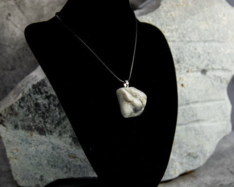 Eye-Catching White Quartz Necklace