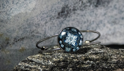 Eye-Catching Blue and Black Kaleidoscopic Bracelet